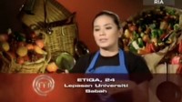 Mengutip Sinar Daily (23/6), Etiqah berusia 24 tahun saat tampil dalam acara MasterChef Malaysia Season 2 tahun 2012. Saat ini, Etiqah berusia 37 tahun. Foto: YouTube Vivi Matahari