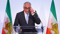 Pahlavi, dalam wawancara di Paris, Prancis pada Senin (23/6) mengatakan bahwa dibutuhkan tindakan militer untuk menyingkirkan aparatus teror rezim tersebut dan juga langkah-langkah praktis untuk mendukung kelompok oposisi dengan internet dan komunikasi lebih baik, serta aksi massa secara besar-besaran. Foto: REUTERS/Abdul Saboor