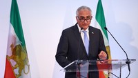 Reza Pahlavi, putra Shah terakhir Iran yang diasingkan sejak revolusi tahun 1979 silam, menawarkan diri sebagai pemimpin sementara untuk mengambil alih kekuasaan dari pemimpin tertinggi Iran, Ayatollah Ali Khamenei. Pahlavi meminta negara-negara Barat untuk mendukung penuh perubahan rezim di Teheran. Foto: REUTERS/Abdul Saboor