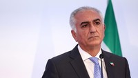 Pahlavi yang kini berusia 64 tahun, sudah menghabiskan 46 tahun terakhir di luar Iran setelah revolusi Islam menggulingkan monarki pada tahun 1979 silam. Pemerintahan Shah mencakup polisi keamanan negara yang ditakuti, dan Pahlavi menuai banyak kritikan dari para aktivis oposisi yang tidak ingin monarki kembali. Foto: REUTERS/Abdul Saboor