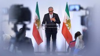 Pahlavi yang dijuluki Putra Mahkota Iran oleh para pendukungnya, seperti dilansir Politico, Selasa (24/6/2025), mengimbau masyarakat internasional untuk membantu rakyat Iran dalam menggulingkan Khamenei dan kediktatoran keagamaannya. Foto: REUTERS/Abdul Saboor