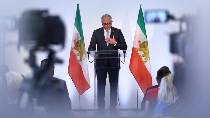 Sosok Reza Pahlavi, βPutra Mahkotaβ Iran yang Siap Ambil Alih Kekuasaan Khamenei Reza Pahlavi, the exiled son of the last Shah of Iran, speaks during a press conference about the situation in Iran and the need to support Iranians, in Paris, France, June 23, 2025. REUTERS/Abdul Saboor