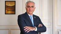 Reza Pahlavi, putra Shah terakhir Iran yang diasingkan, berpose setelah wawancara di Paris. Perang udara yang berlangsung antara Iran dan Israel sejak 13 Juni lalu, ditambah keterlibatan Amerika Serikat (AS) yang mengebom fasilitas nuklir Teheran pada akhir pekan, semakin memicu kekacauan di negara Syiah tersebut. Foto: REUTERS/Abdul Saboor