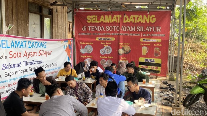 Suasana Soto Ayam Silayur di turunan Silayur, Kecamatan Ngaliyan, Kota Semarang, Selasa (24/6/2025).