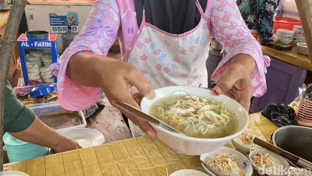 Suasana Soto Ayam Silayur di turunan Silayur, Kecamatan Ngaliyan, Kota Semarang, Selasa (24/6/2025).