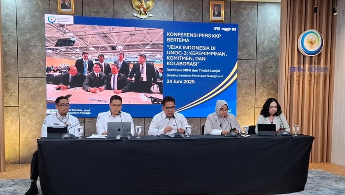 Staf Ahli Menteri KP Bid. Ekologi & SD Laut Hendra Yusran Siry.