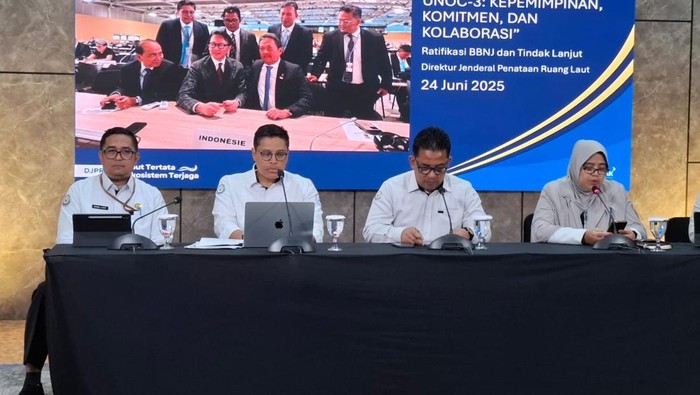 Staf Ahli Menteri KP Bid. Ekologi & SD Laut Hendra Yusran Siry.