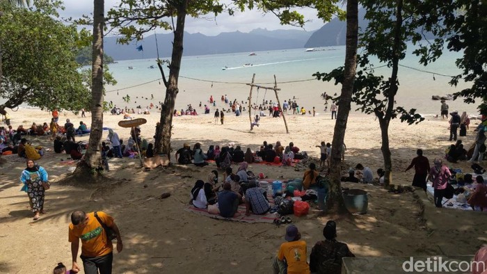 Suasana di Pantai Mutiara Trenggalek pada masa libur sekolah.