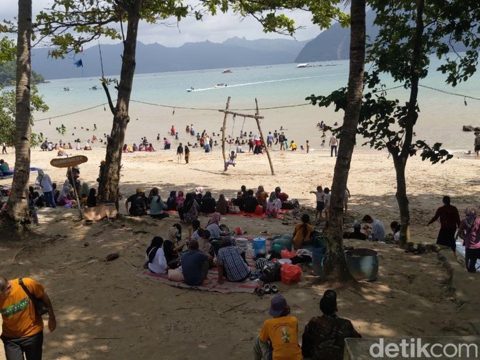 Suasana di Pantai Mutiara Trenggalek pada masa libur sekolah.
