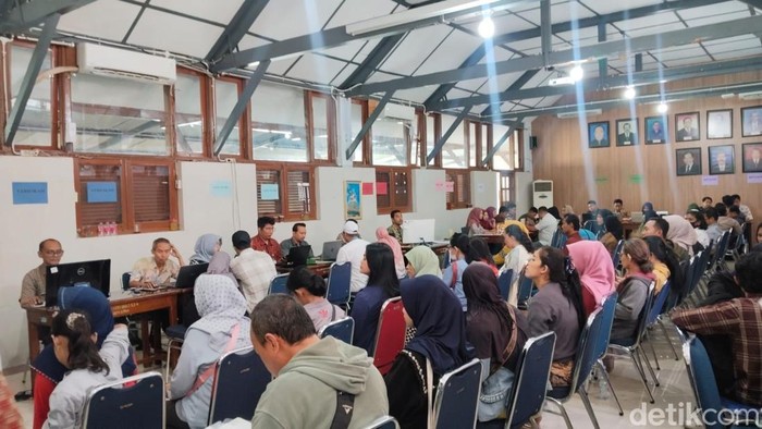 Suasana Posko Pelayanan SPMB Disdik Kota Semarang, Kecamatan Candisari, Kota Semarang, Selasa (24/6/2025).