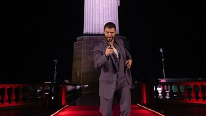 Bintang Superman, David Corenswet datang ke Christ the Redeemer yang malam itu tampil dengan latar karpet merah. Foto: Getty Images/Lucas Figueiredo