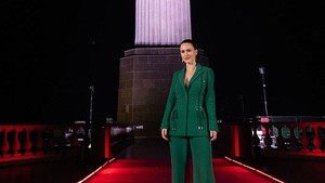 Rachel Brosnahan membintangi Lois Lane, kekasih Superman yang gak cuma wartawan di Daily Planet, tapi juga simbol kekuatan lain. Foto: Getty Images/Lucas Figueiredo