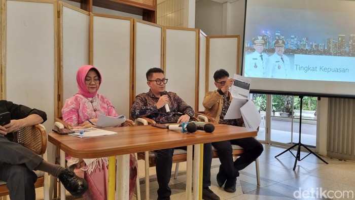 Survei Ethical Politics menunjukkan sebesar 77,73% warga Jakarta puas terhadap program kerja Gubernur dan Wagub DKI Jakarta Pramono Anung-Rano Karno.