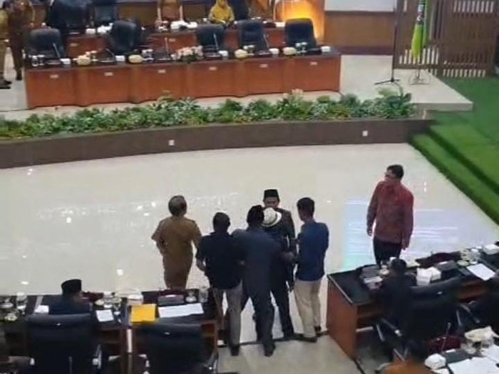 Tangkapan layar keributan di Sidang Paripurna DPRD Deli Serdang