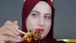 Tasyi Athasyia Ikut Tantangan Makan 6 Ways, Cicip Nugget hingga Sosis