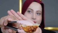 YouTuber 33 tahun ini memadukan sambal terpedas di dunia dengan hidangan gyoza. Tasyi sudah menyiapkan gyoza frozen yang dipanggang dengan sedikit minyak. Foto: Instagram @tasyiiathasyi
