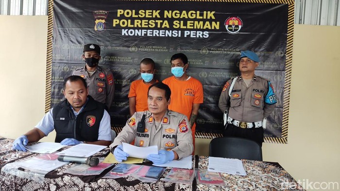 Polisi menangkap dua pelaku penggelapan dengan modus kenalan lewat aplikasi kencan.