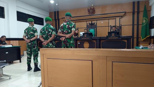 Tiga terdakwa pengeroyokan, Sersan Fachrul M Kau, Pratu Israel A Mau, dan Pratu Imesrailindo Nenabu, saat dihadirkan dalam sidang dakwaan di Pengadilan Agama Alor, NTT. (Dok. Deddy Jahapay)