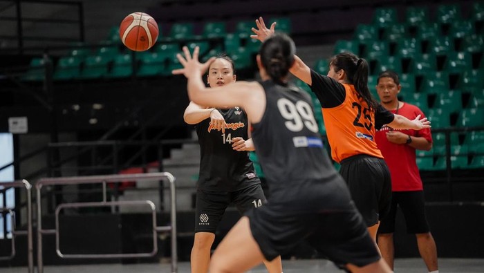 Timnas Basket Putri Indonesia berlatih menjelang FIBA Womens Asia Cup 2025 Division A.