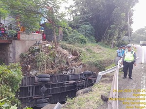 Sopir Loncat, Truk Boks Terguling Masuk Parit di Turunan Tembalang