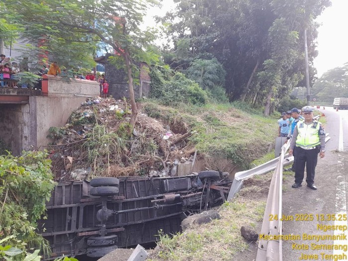 Truk boks bermuatan kertas masuk ke dalam parit di turunan Tembalang Tol Semarang ABC, Kecamatan Banyumanik, Kota Semarang, Selasa (24/6/2025).