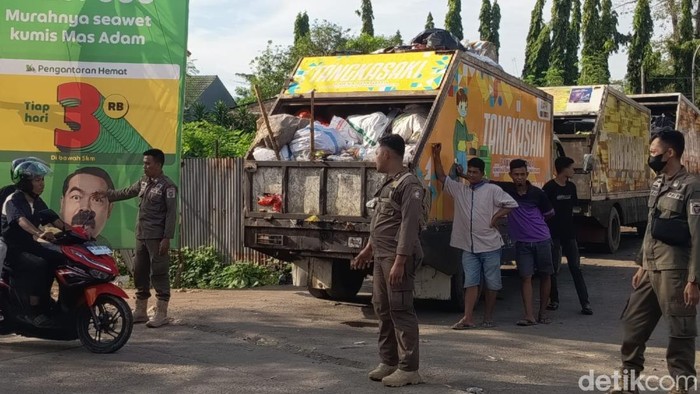 Truk sampah antre di Jalan AMD, Kecamatan Manggala, Makassar.