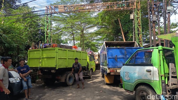 Truk sampah antre di TPA Antang, Kecamatan Manggala, Makassar.