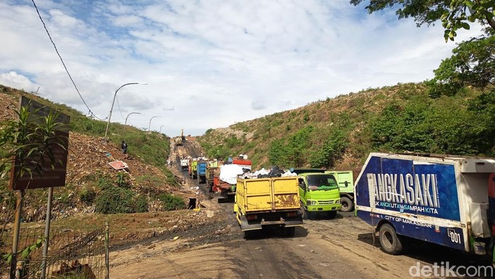 Truk sampah antre di TPA Antang, Kecamatan Manggala, Makassar.