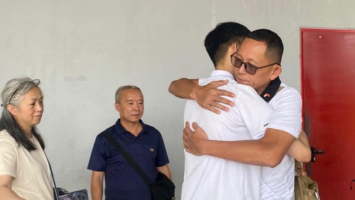 Tunangan Qiu Yan berpelukan dengan Budi Widjaja di Bandara Internasional Komodo Labuan Bajo, Selasa (23/6/2025).