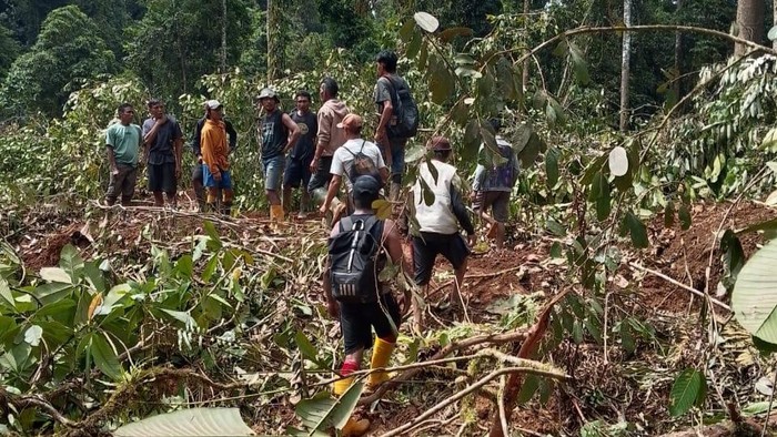 Upaya pencarian korban tertimbun longsor di Parimo.