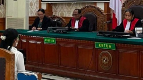 Ni Luh Putu Tory Sapriyanti saat mengikuti persidangan di Pengadilan Tipikor Denpasar, Selasa (24/6/2025).