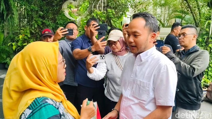 Wali Kota Solo, Respati Ardi memberikan oleh-oleh Chinese tea untuk presiden ke-7, Joko Widodo (Jokowi) di Sumber, Banjarsari, Solo, Selasa (24/6/2025).