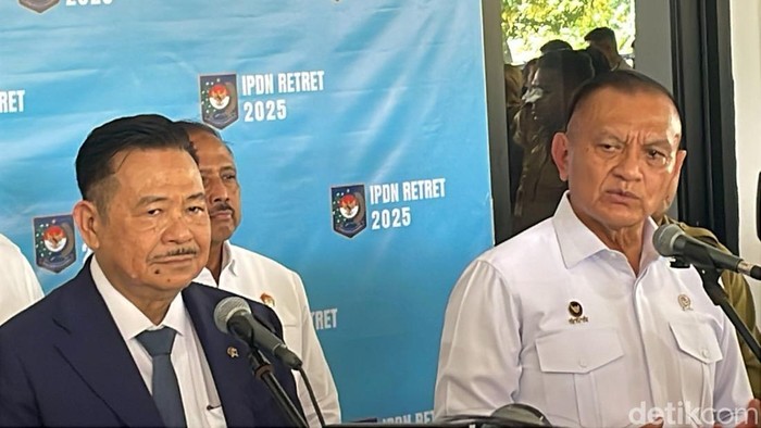 Wamenko Polkam Lodewijk Freidrich Paulus dan Wakil Menteri Koordinator Bidang Hukum, HAM, Imigrasi, dan Pemasyarakatan Otto Hasibuan. (Adrial/detikcom)