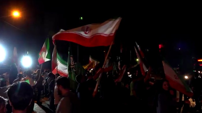 Dewan Keamanan Nasional Iran mengonfirmasi telah menyerang pangkalan militer utama Amerika Serikat (AS) di Qatar. Warga Iran merayakan serangan tersebut.