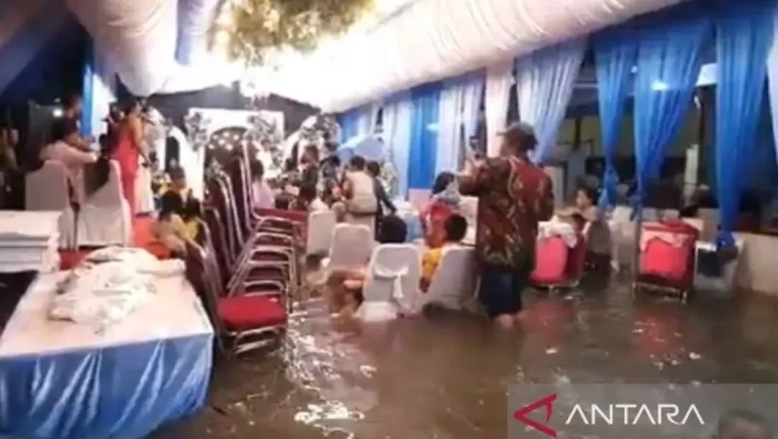 Warga melaksanakan resepsi pernikahan di tengah kepungan banjir rob yang menggenangi wilayah Muara Angke, Pluit, Jakarta Utara, Senin (23/6/2025) malam. ANTARA/Handout/aa.