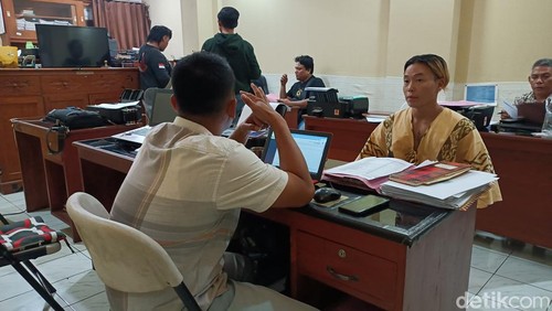 Warga negara (WN) Jepang, Ryotaro Kawauchi alias Kawa, saat diperiksa penyidik Satresnarkoba Polresta Mataram, Selasa (24/6/2025). (Foto: Abdurrasyid Efendi/detikBali)