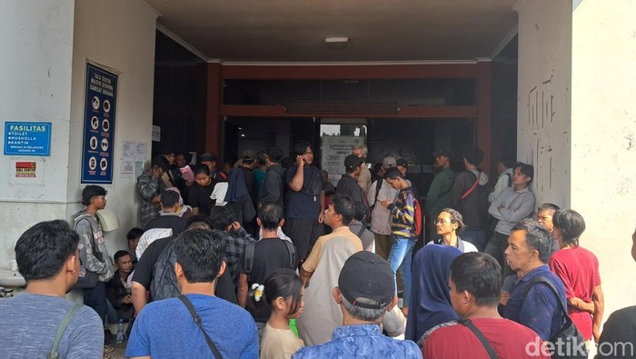 Warga padati Samsat Serang untuk pemutihan pajak kendaraan