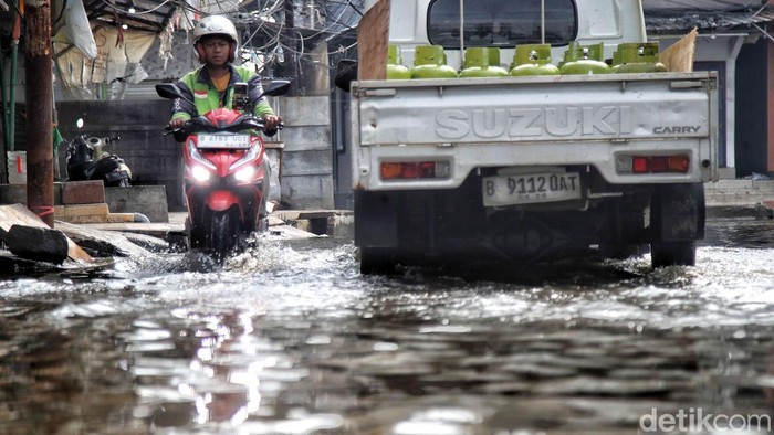 Banjir rob masih menggenangi kawasan Muara Angke sejak Minggu. Fenomena ini dipicu Super New Moon dan diprediksi berlangsung hingga 29 Juni 2025.
