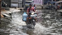 Meski tergenang, warga tetap beraktivitas seperti biasa, menunjukkan daya tahan mereka menghadapi bencana iklim tahunan di wilayah pesisir.