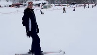 Liburan ke tempat bersalju bintang serial Pretty Little Liars itu bakal melakukan ski. Yuki Kato asyik berseluncur di salju. Foto: dok. Instagram Yuki Kato