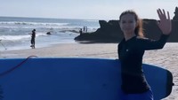Surfing menjadi hobi baru Yuki Kato. Seru banget menurut aku. Kayak kegiatan surfing kan sudah dilakukan dari lama banget tapi kayak baru menemukan keberanian tuh di umur yang baru ini. Which is gak apa-apa menurut aku yang penting cobain aja suka atau gak,  kata Yuki Kato dilihat dari Selebrita pagi, Senin (23/6/2025). Foto: dok. Instagram Yuki Kato