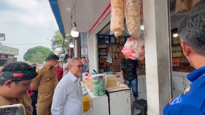Menteri Koordinator Bidang Pangan Zulkifli Hasan saat melakukan kunjungan kerja di Cileunyi, Jawa Barat, Selasa (24/6/2025).
