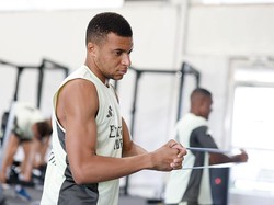 Kylian Mbappe. Sempat dibawa ke rumah sakit akibat gastroenteritis akut. Sedang menjalani pemulihan sejak pekan lalu. Foto: Real Madrid via Getty Images/Pedro Castillo
