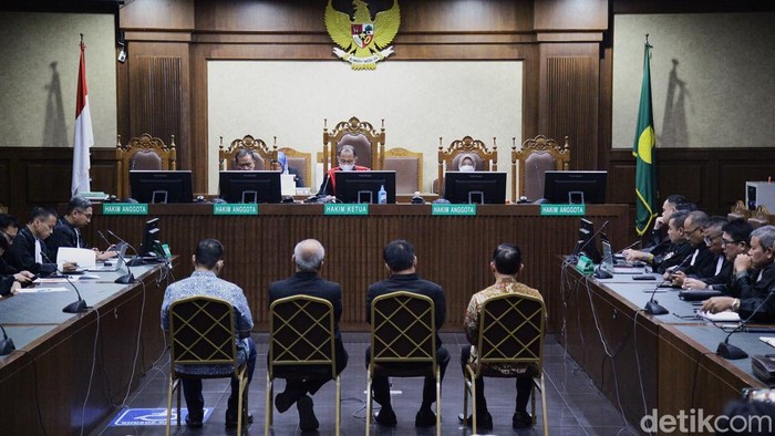 4 Terdakwa Korupsi Lahan Rorotan Divonis Penjara Empat terdakwa kasus dugaan korupsi pengadaan lahan di Rorotan menjalani sidang putusan di Pengadilan Tindak Pidana Korupsi (Tipikor), Jakarta Pusat, Rabu (25/6/2025). Mereka adalah Indra Sukmono Arharrys, Donald Sihombing, Saut Irianto Rajagukguk, dan Eko Wardoyo.