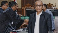 Saut Irianto Rajagukguk dijatuhi pidana lima tahun penjara, denda Rp300 juta subsider empat bulan kurungan, dan uang pengganti Rp2,4 miliar subsider dua tahun penjara. Sementara Eko Wardoyo juga dijatuhi hukuman empat tahun penjara dan denda Rp300 juta subsider empat bulan, dengan kewajiban membayar uang pengganti Rp2,4 miliar subsider dua tahun. 