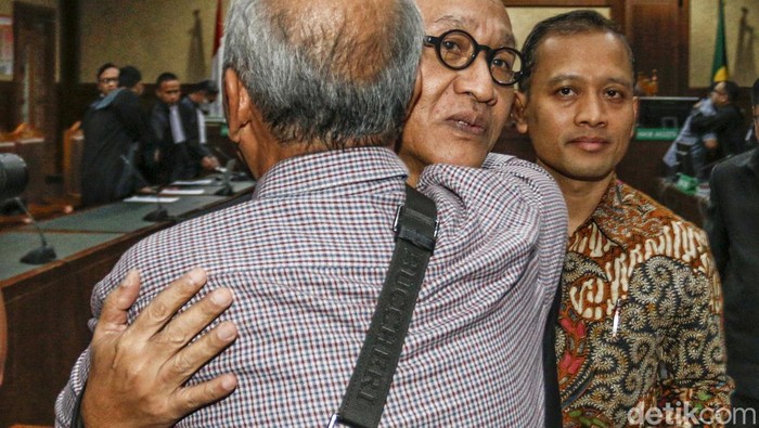 Empat terdakwa kasus dugaan korupsi pengadaan lahan di Rorotan menjalani sidang putusan di Pengadilan Tindak Pidana Korupsi (Tipikor), Jakarta Pusat, Rabu (25/6/2025). Mereka adalah Indra Sukmono Arharrys, Donald Sihombing, Saut Irianto Rajagukguk, dan Eko Wardoyo.