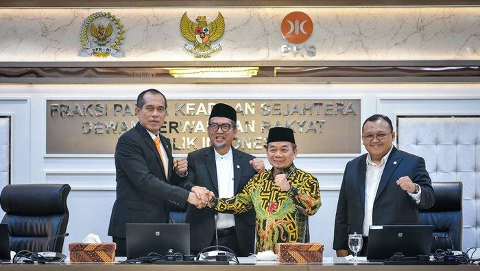 Abdul Kharis Jabat Tangan Jazuli Juwaini