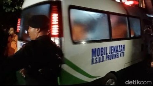 Ambulans jenazah korban tiba di Posko Gabungan TNGR Resort Sembalun, Rabu (25/6/2025).