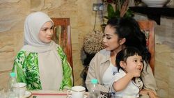 Seru Banget! Momen Ameena Chill Bareng Kris Dayanti dan Siti Nurhaliza