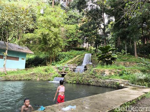 Anak-anak sedang bermain air di kolam Curug Telaga Pancar Cikajayaan Kuningan